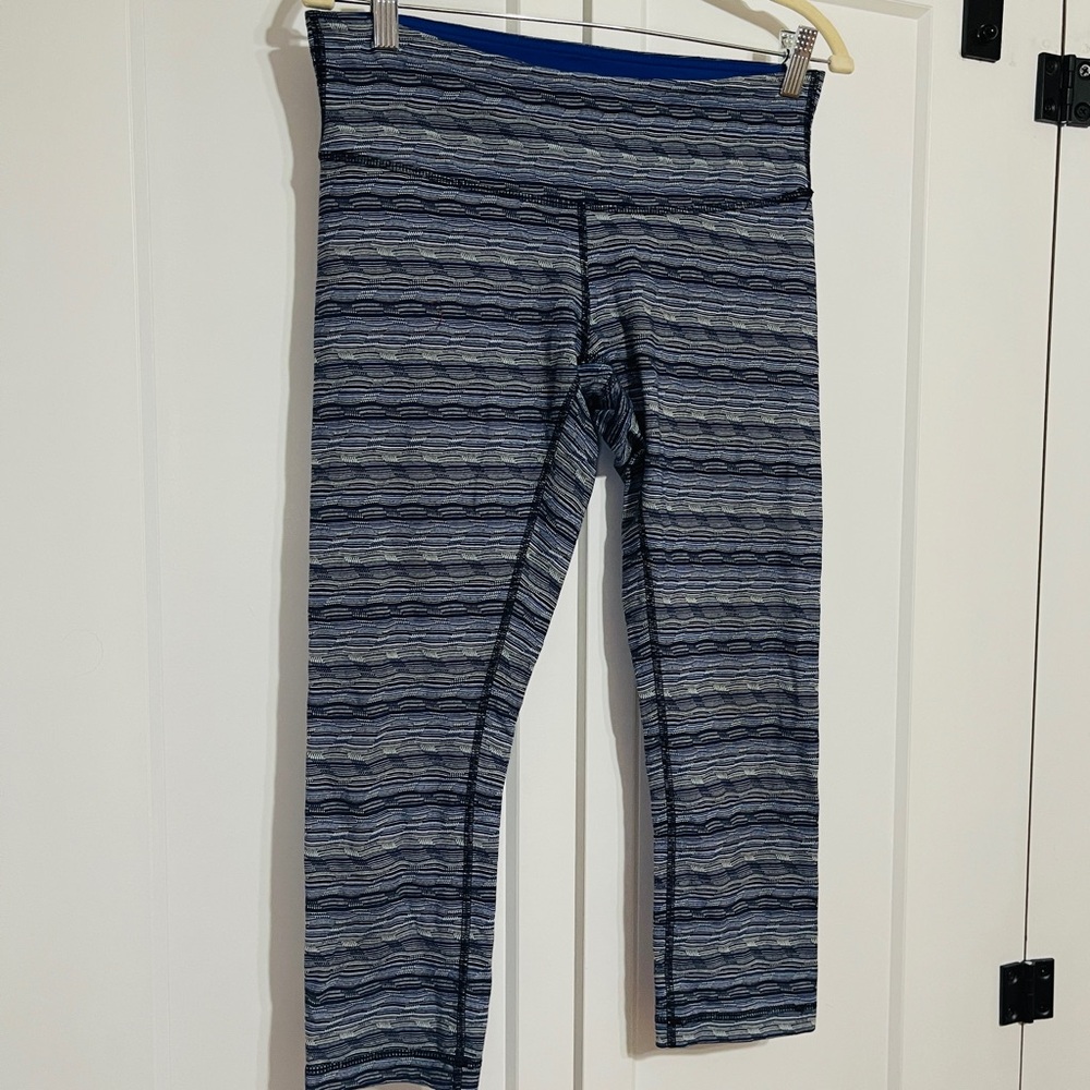 Lululemon Cropped Leggings Black Blue White Stripe Fitted ~ Size 6